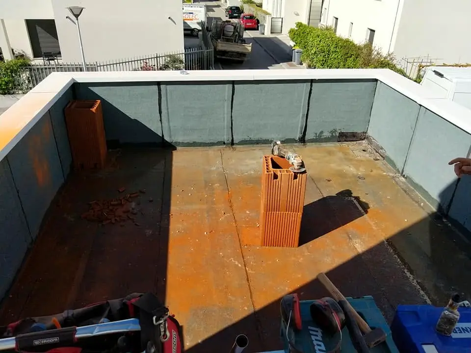 Bac maçonné vide sur une toiture-terrasse