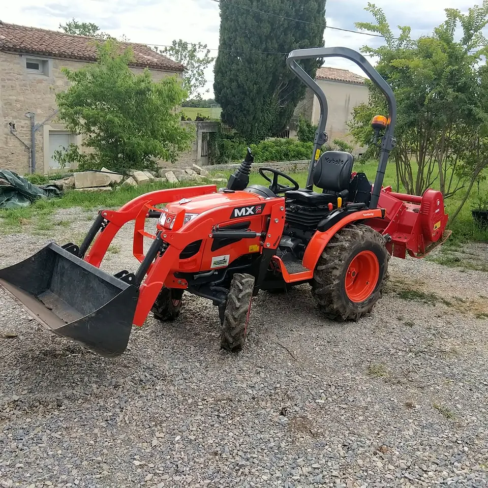 Micro-tracteur orange équipé d'un chargeur